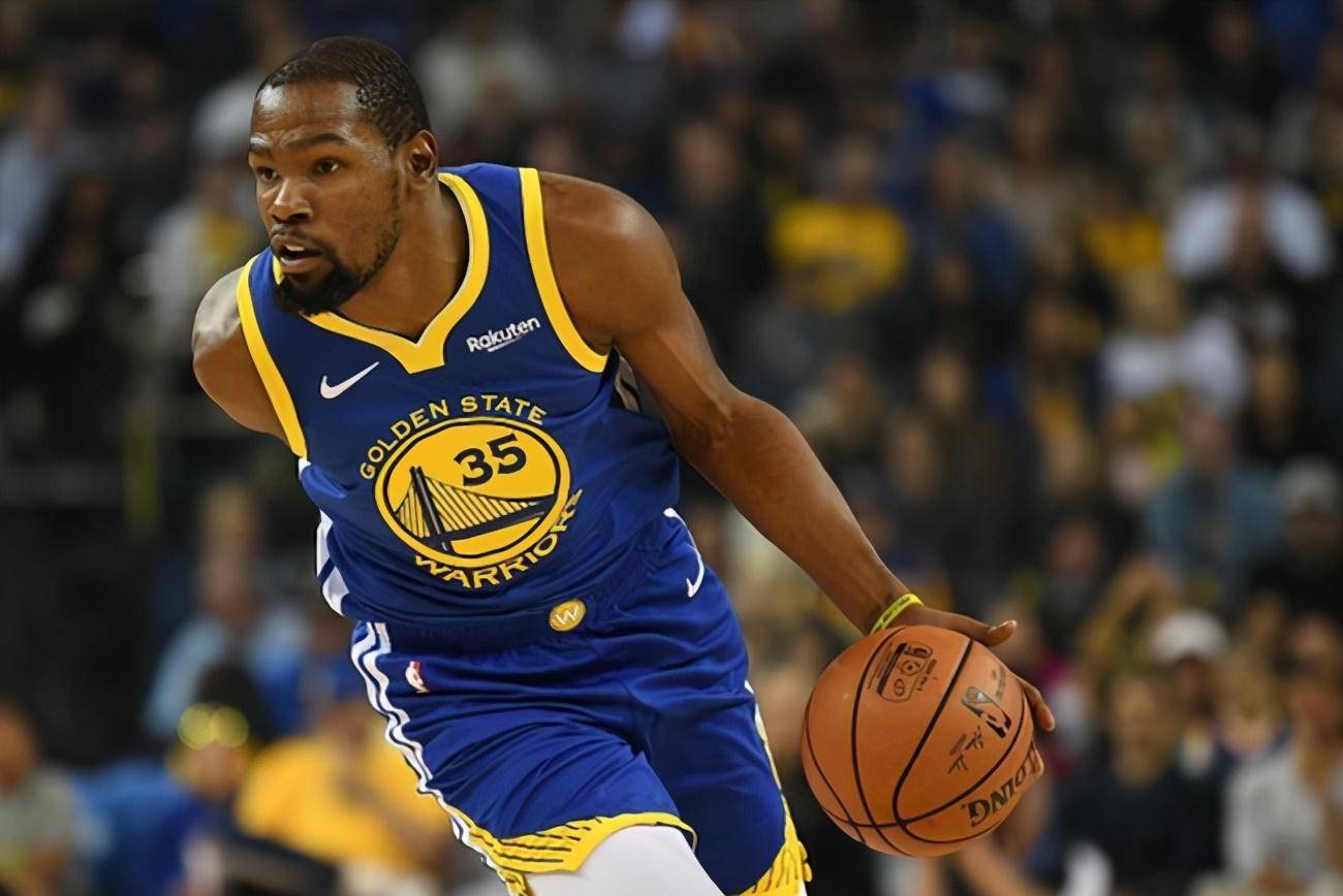 中场球员在 中场球员在